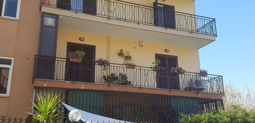 APPARTAMENTO 100mq CON GIARDINO Varcaturo-Viale Pini Nord R35969