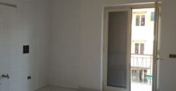 APPARTAMENTO 100mq CON GIARDINO Varcaturo-Viale Pini Nord R35969
