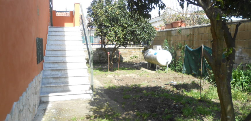 VILLA SINGOLA MONOLIVELLO+ GIARDINO  Varcaturo-Tangenziale Rif 37506