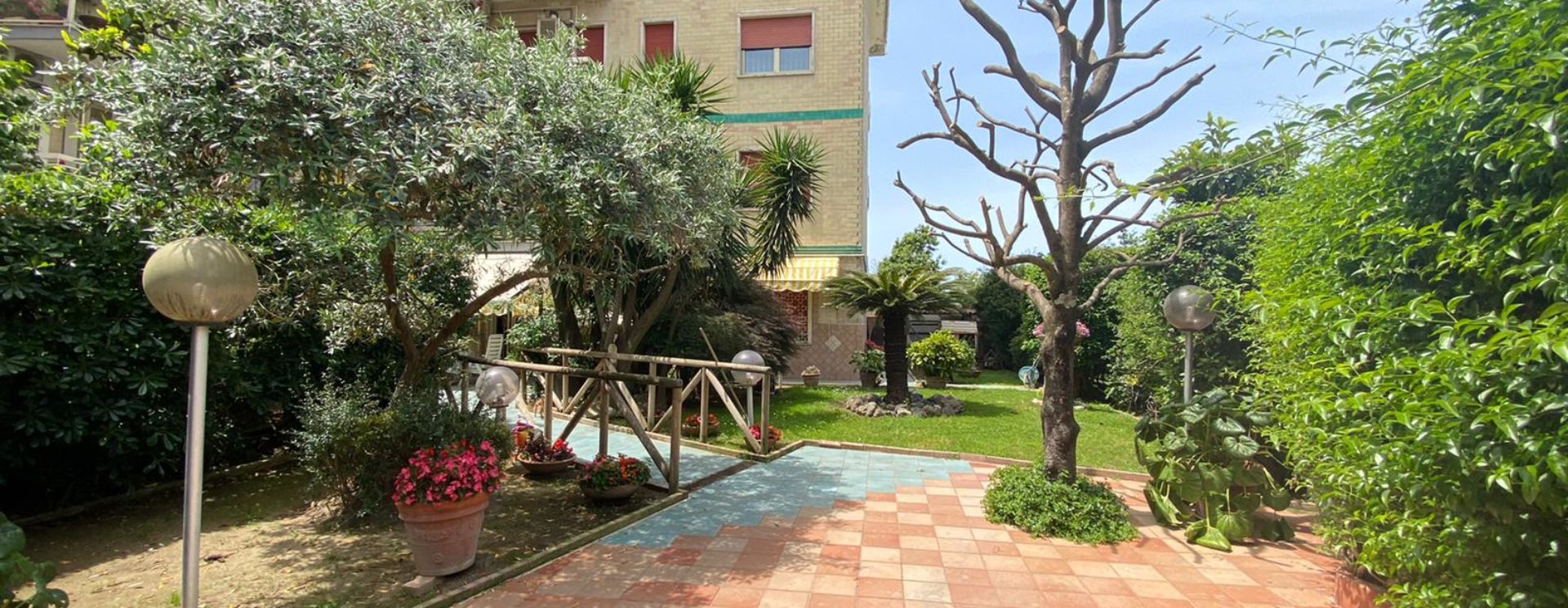 AMPIO APPARTAMENTO CON GIARDINO E DEPENDANCE IN PARCO Villaricca R37865