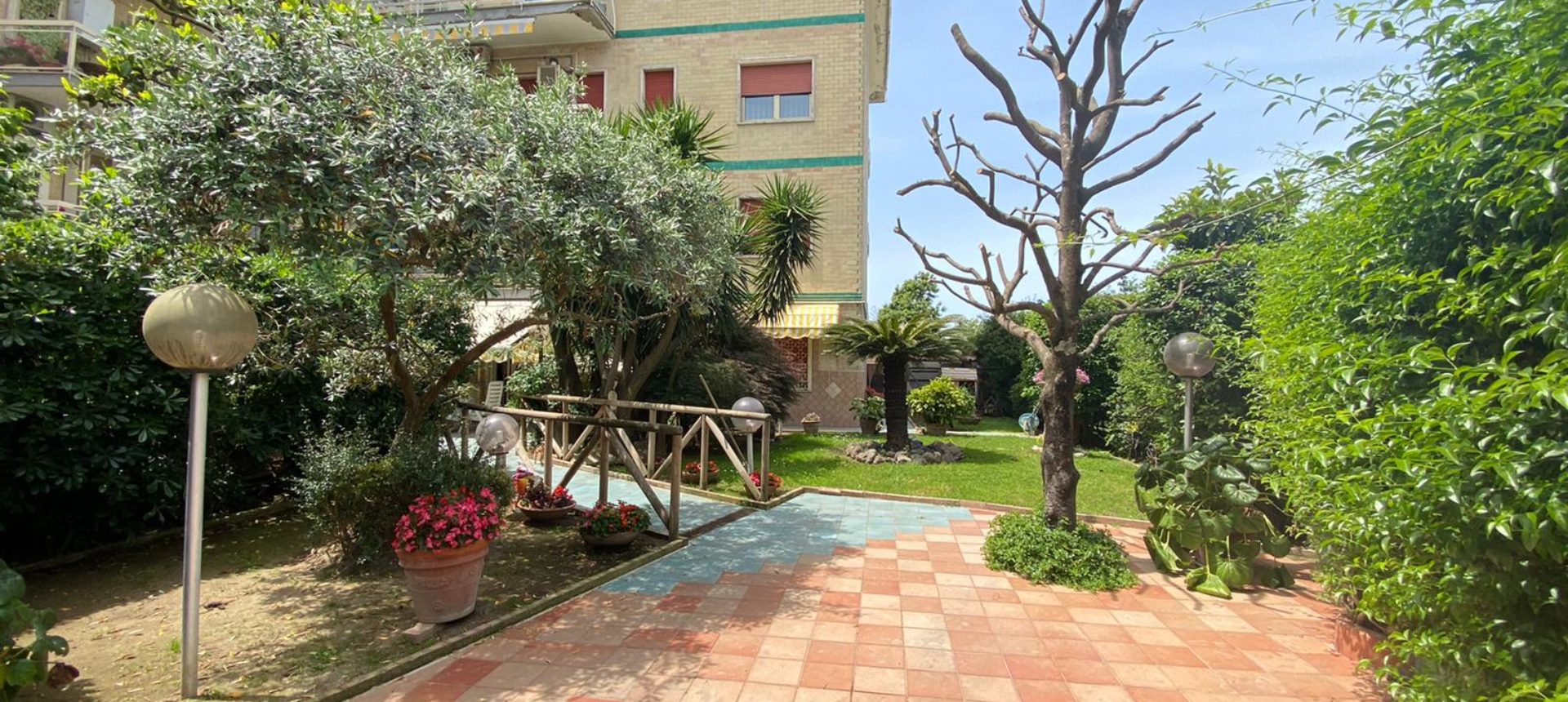 AMPIO APPARTAMENTO CON GIARDINO E DEPENDANCE IN PARCO Villaricca R37865