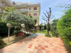 AMPIO APPARTAMENTO CON GIARDINO E DEPENDANCE IN PARCO Villaricca R37865