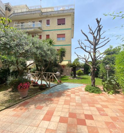 AMPIO APPARTAMENTO CON GIARDINO E DEPENDANCE IN PARCO Villaricca R37865