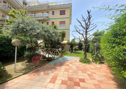 AMPIO APPARTAMENTO CON GIARDINO E DEPENDANCE IN PARCO Villaricca R37865