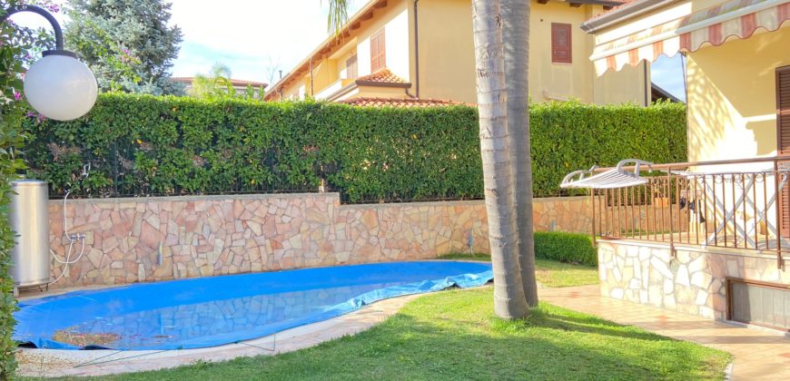 VILLA SU 3 LIVELLI CON PISCINA+ TAVERNA IN PARCO Licola R37708