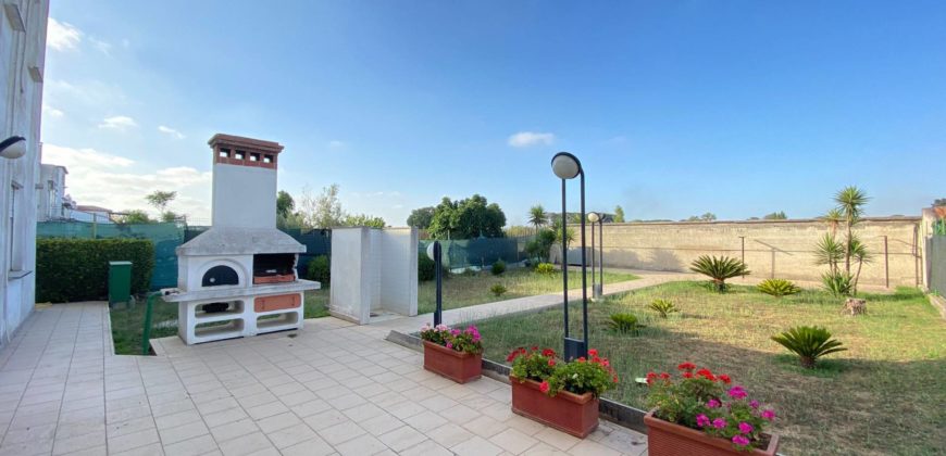 VILLA 2 LIVELLI CON GARAGE IN PARCO Varcaturo-Tagenziale R37902