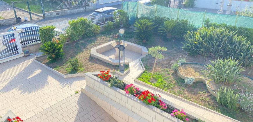 VILLA 2 LIVELLI CON GARAGE IN PARCO Varcaturo-Tagenziale R37902