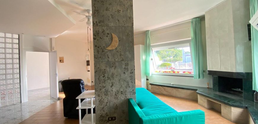 VILLA 2 LIVELLI CON GARAGE IN PARCO Varcaturo-Tagenziale R37902