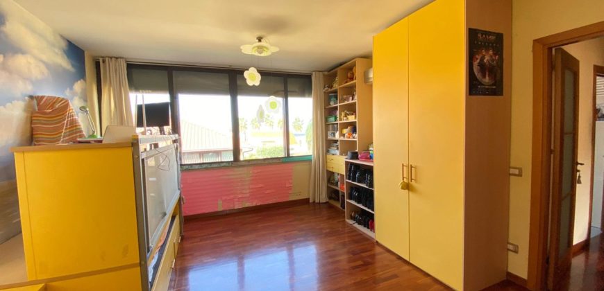 VILLA SU 3 LIVELLI CON PISCINA+ TAVERNA IN PARCO Licola R37708