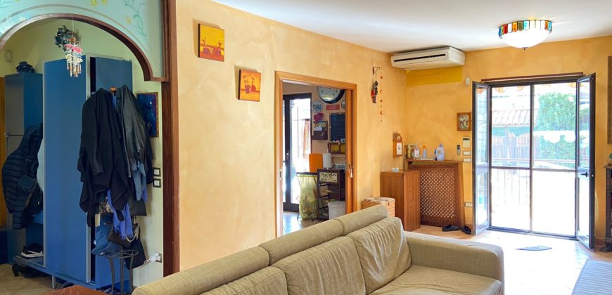 VILLA SU 3 LIVELLI CON PISCINA+ TAVERNA IN PARCO Licola R37708