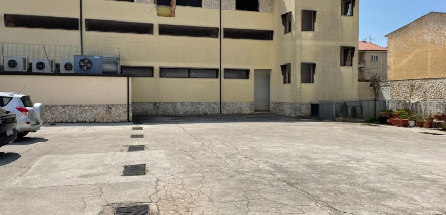 LOCALE COMMERCIALE SU TRE LIVELLI Casapesenna Zona Centrale R37846