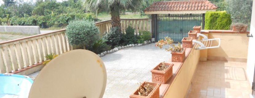 STABILE CON APPARTAMENTI E CAPANNONI Giugliano-Ponte Riccio R37955
