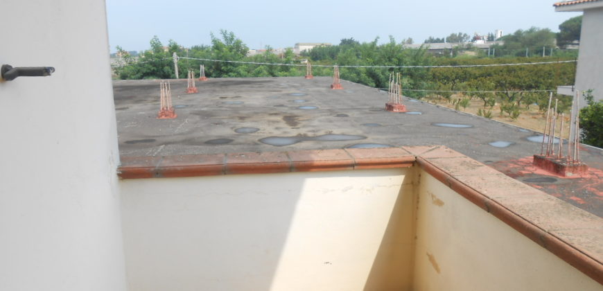 STABILE CON APPARTAMENTI E CAPANNONI Giugliano-Ponte Riccio R37955