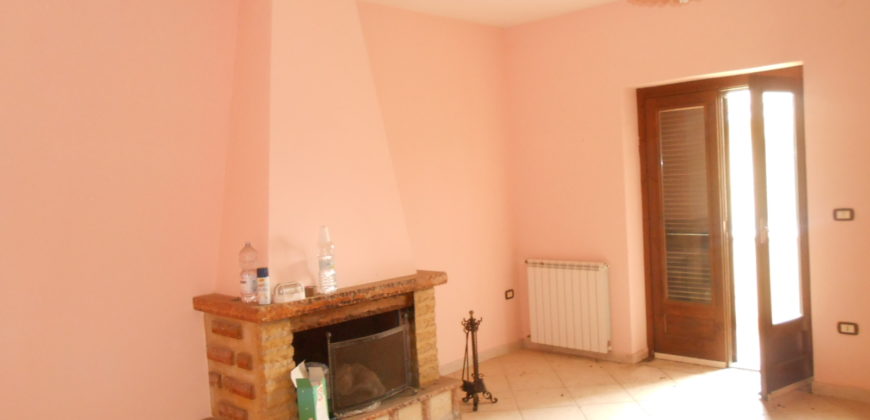 STABILE CON APPARTAMENTI E CAPANNONI Giugliano-Ponte Riccio R37955