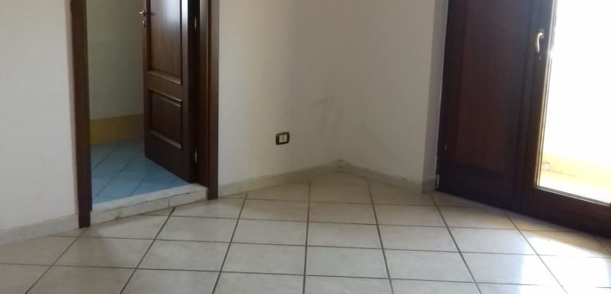 STABILE CON APPARTAMENTI E CAPANNONI Giugliano-Ponte Riccio R37955