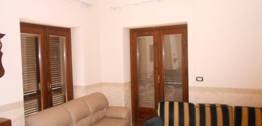 STABILE CON APPARTAMENTI E CAPANNONI Giugliano-Ponte Riccio R37955