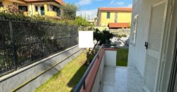 VILLA CON AMPIO GIARDINO IN PARCO Lago Patria R37997