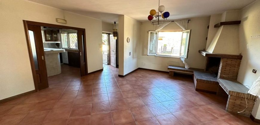 VILLA 2 LIVELLI+TAVERNA Varcaturo Centro-Via Ripuaria R38022