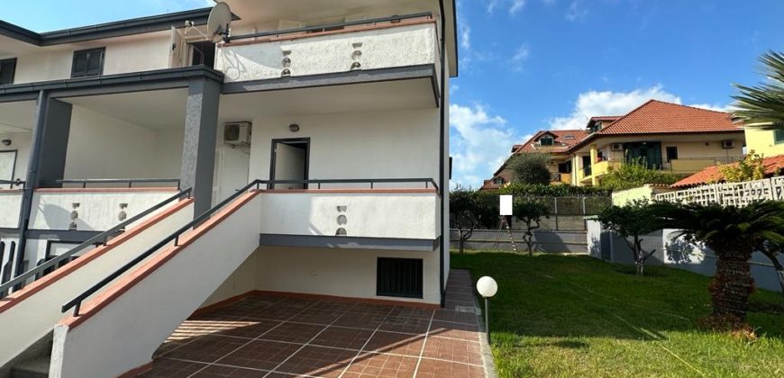 VILLA CON AMPIO GIARDINO IN PARCO Lago Patria R37997