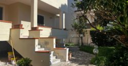 VILLA SINGOLA SU 2 LIVELLI + GARAGE IN PARCO LAGO PATRIA R37939