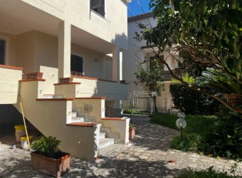 VILLA SINGOLA SU 2 LIVELLI + GARAGE IN PARCO LAGO PATRIA R37939