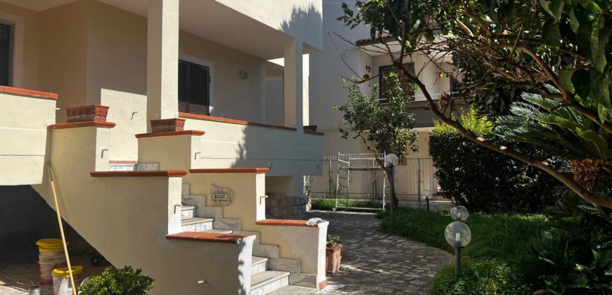 VILLA SINGOLA SU 2 LIVELLI + GARAGE IN PARCO LAGO PATRIA R37939