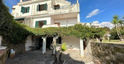 VILLA PANORAMICA SU 3 LIVELLI IN PARCO PRIVATO LICOLA R38009