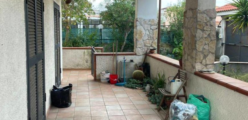 VILLA SINGOLA CON AMPIO GIARDINO VARCATURO VIALE DEI PINI R38030