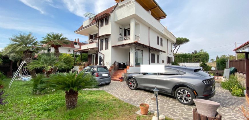 VILLA SU 3 LIVELLI + GARAGE IN PARCO VARCATURO CENTRO R37956