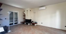 VILLA SINGOLA SU 2 LIVELLI + GARAGE IN PARCO LAGO PATRIA R37939