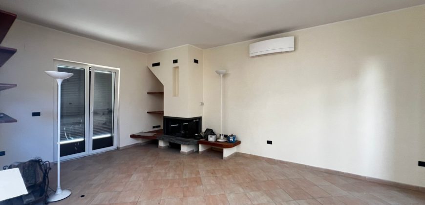 VILLA SINGOLA SU 2 LIVELLI + GARAGE IN PARCO LAGO PATRIA R37939