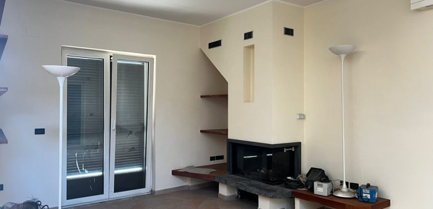 VILLA SINGOLA SU 2 LIVELLI + GARAGE IN PARCO LAGO PATRIA R37939