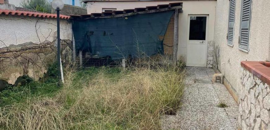 VILLA SINGOLA CON AMPIO GIARDINO VARCATURO VIALE DEI PINI R38030