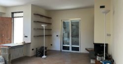 VILLA SINGOLA SU 2 LIVELLI + GARAGE IN PARCO LAGO PATRIA R37939