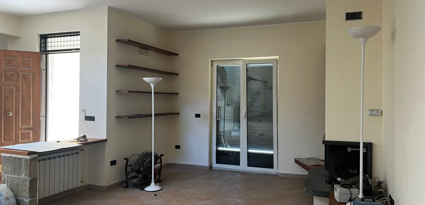 VILLA SINGOLA SU 2 LIVELLI + GARAGE IN PARCO LAGO PATRIA R37939