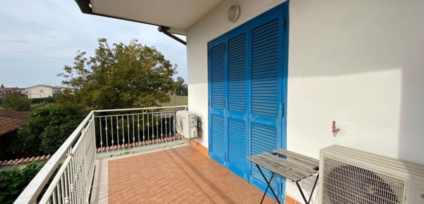 VILLA SINGOLA SU 2 LIVELLI + GARAGE IN PARCO VARCATURO R38003