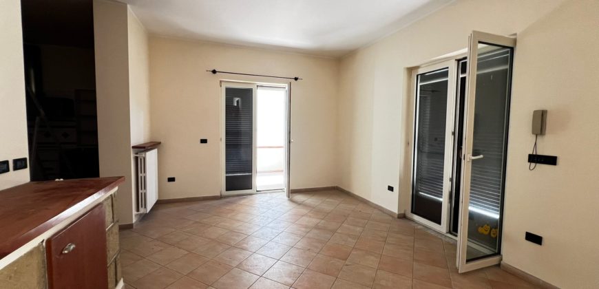 VILLA SINGOLA SU 2 LIVELLI + GARAGE IN PARCO LAGO PATRIA R37939