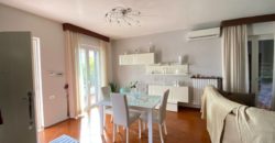 VILLA SU 3 LIVELLI + GARAGE IN PARCO VARCATURO CENTRO R37956