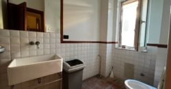 VILLA SINGOLA SU 2 LIVELLI + GARAGE IN PARCO LAGO PATRIA R37939