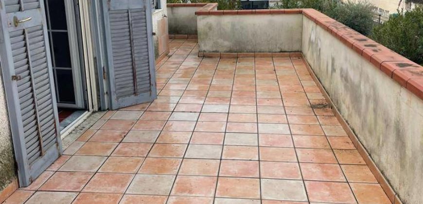 VILLA SINGOLA CON AMPIO GIARDINO VARCATURO VIALE DEI PINI R38030