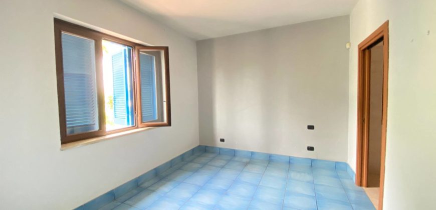 VILLA SINGOLA SU 2 LIVELLI + GARAGE IN PARCO VARCATURO R38003