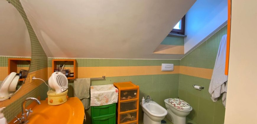 APPARTAMENTO MANSARDATO 90MQ IN PARCO APROVITOLA LAGO PATRIA R38017