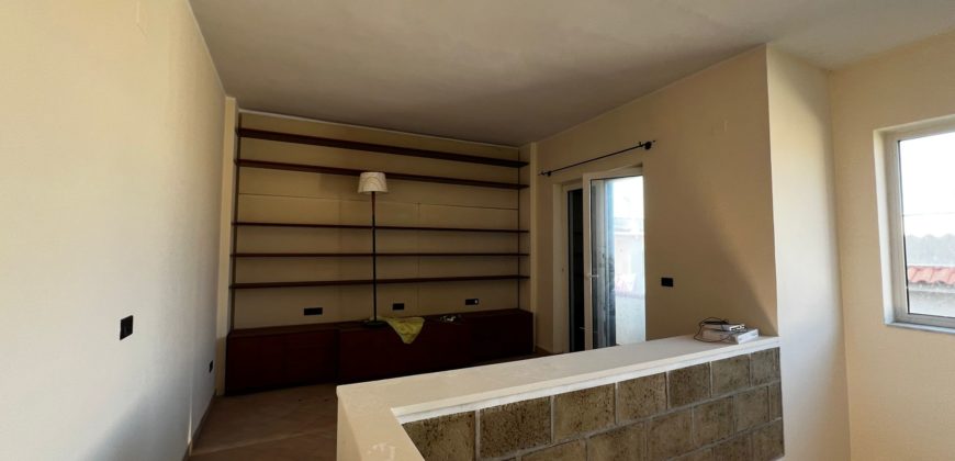 VILLA SINGOLA SU 2 LIVELLI + GARAGE IN PARCO LAGO PATRIA R37939