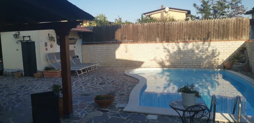 VILLA 2 LIVELLI CON PISCINA VARCATURO VIA MADONNA DEL PANTANO R36934