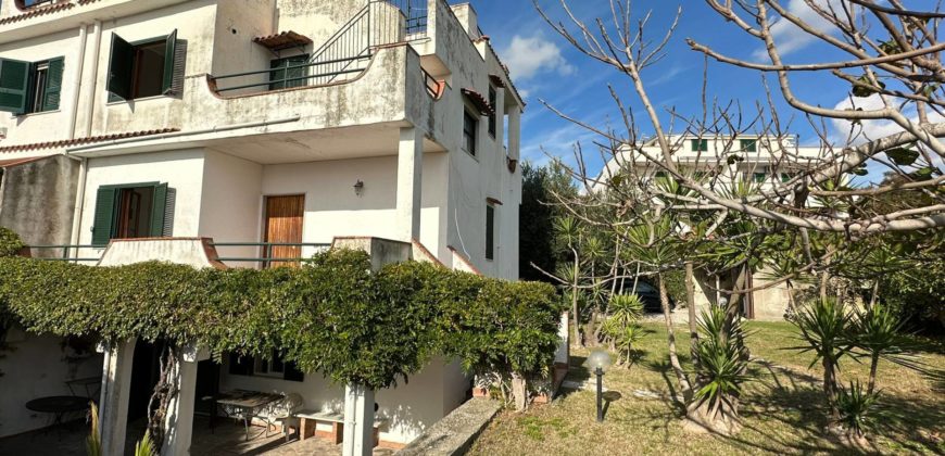 VILLA PANORAMICA SU 3 LIVELLI IN PARCO PRIVATO LICOLA R38009