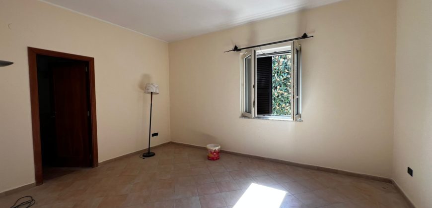 VILLA SINGOLA SU 2 LIVELLI + GARAGE IN PARCO LAGO PATRIA R37939