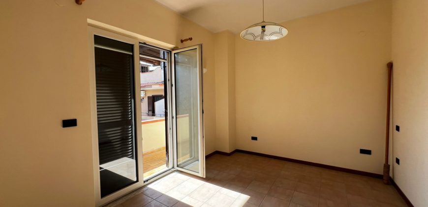 VILLA SINGOLA SU 2 LIVELLI + GARAGE IN PARCO LAGO PATRIA R37939