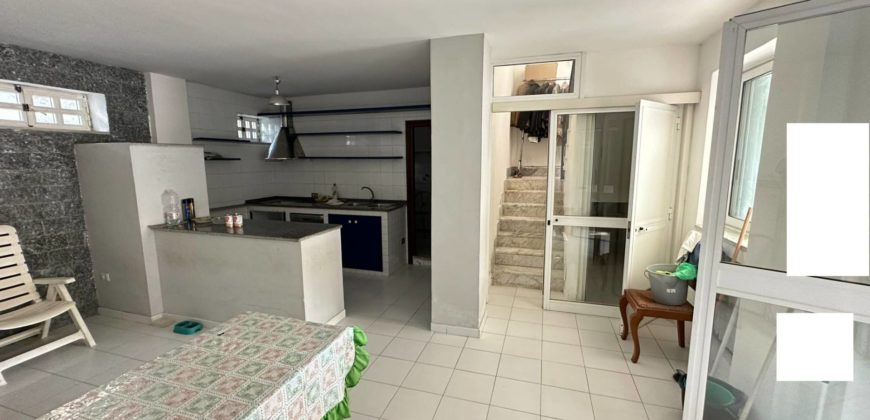 VILLA PANORAMICA SU 3 LIVELLI IN PARCO PRIVATO LICOLA R38009