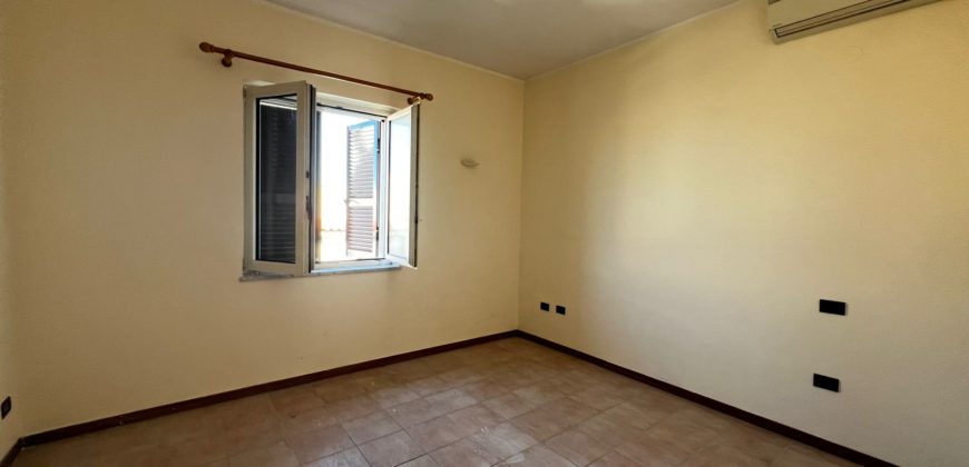 VILLA SINGOLA SU 2 LIVELLI + GARAGE IN PARCO LAGO PATRIA R37939