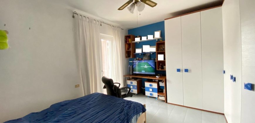 VILLA SU 3 LIVELLI + GARAGE IN PARCO VARCATURO CENTRO R37956
